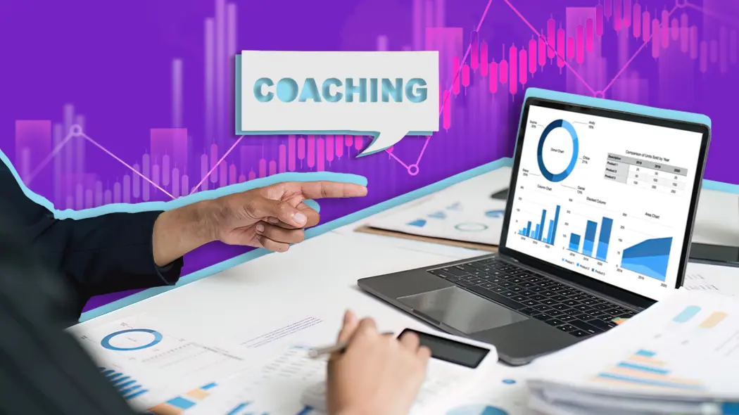 Das Bild zeigt eine Person, die auf einen Laptopbildschirm mit Finanzdiagrammen und Auswertungen zeigt, eine Sprechblase mit dem Wort „COACHING“ sowie Unterlagen und einen Taschenrechner auf dem Tisch vor violettem Hintergrund.