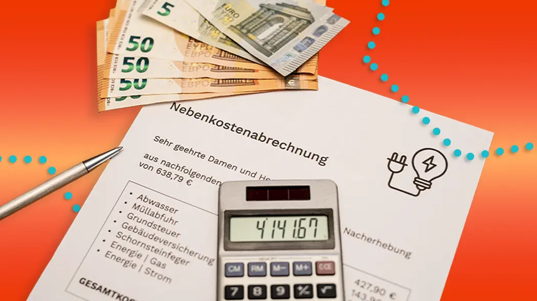 Nebenkostenabrechnung mit Euro-Geldscheinen, Taschenrechner und Stift auf orangefarbenem Hintergrund.