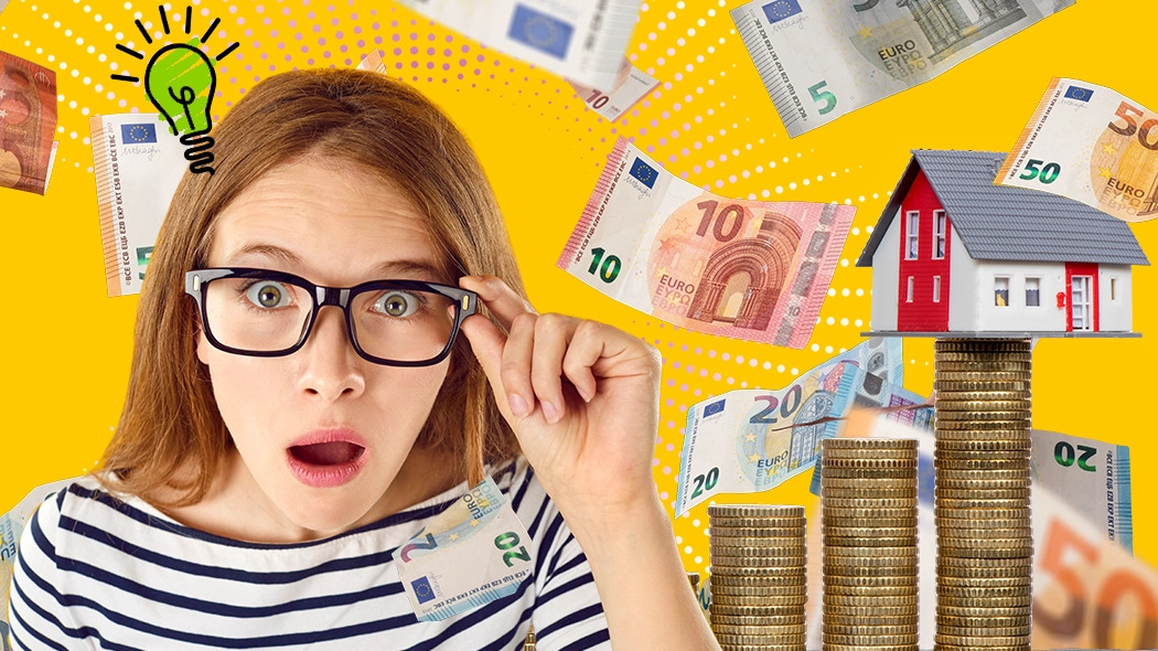 Eine erstaunte Frau mit Brille blickt vor gelbem Hintergrund auf ein Hausmodell auf Münzstapeln, umgeben von fliegenden Euro-Scheinen und einem Glühbirnen-Symbol für Ideen rund um Baunebenkosten.