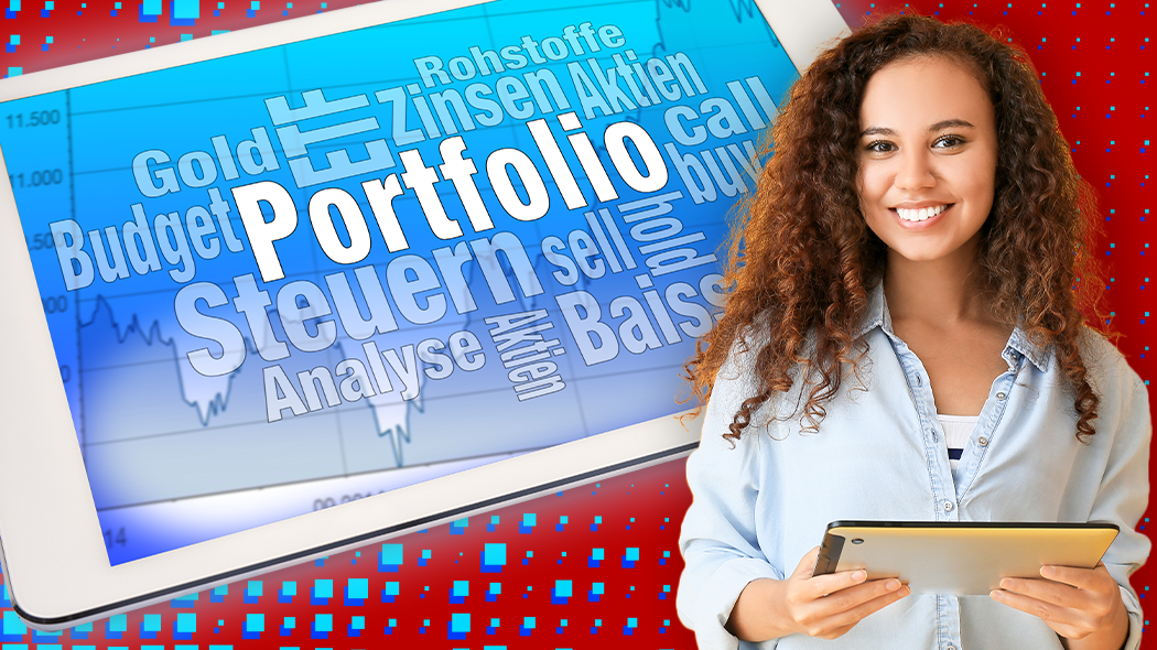 Eine lächelnde Frau hält ein Tablet vor einem Bildschirm mit Finanzbegriffen wie „Portfolio“, „Aktien“, „ETF“ und „Steuern“.