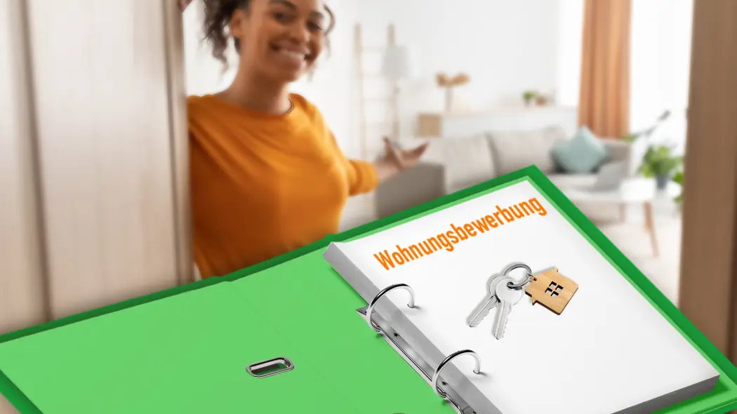 Grüner Ordner mit Wohnungsbewerbung und Schlüsseln vor strahlender Frau in einer hellen Wohnung.