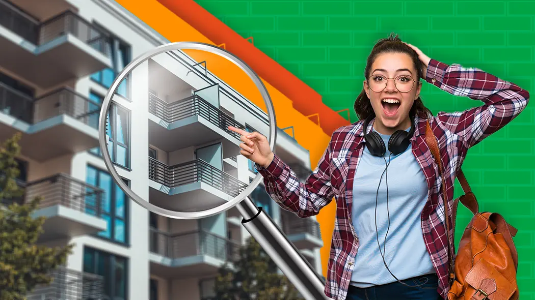 Junge Studentin zeigt freudig durch eine Lupe auf ein modernes Wohngebäude zur Wohnungssuche.