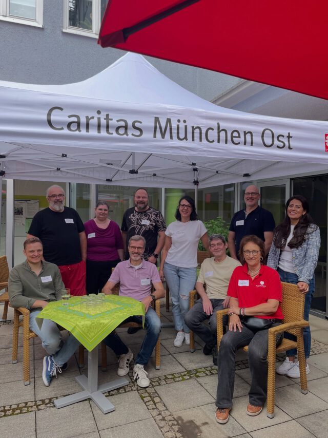 🫶 Social Day unserer Kolleg:innen aus der Direktion Prozesse & IT 🫶

👩‍💻👨‍💻 Unsere Kolleg:innen aus der Direktion Prozesse & IT waren beim Sommerfest des Caritas Alten- und Servicezentrums am Start – und haben ordentlich mit angepackt: grillen, bedienen, spülen, gute Stimmung machen.

Das Ganze war möglich durch unseren neuen Social Day 💡
👉 Ein Tag im Jahr, an dem unsere Mitarbeitenden bezahlt freigestellt werden, um sich ehrenamtlich zu engagieren – für Vereine, soziale Projekte oder Organisationen in München.

Die Kolleg:innen haben’s gefeiert – und die Dankbarkeit war riesig 💖!

#SSKM #SocialDay #Ehrenamt #München