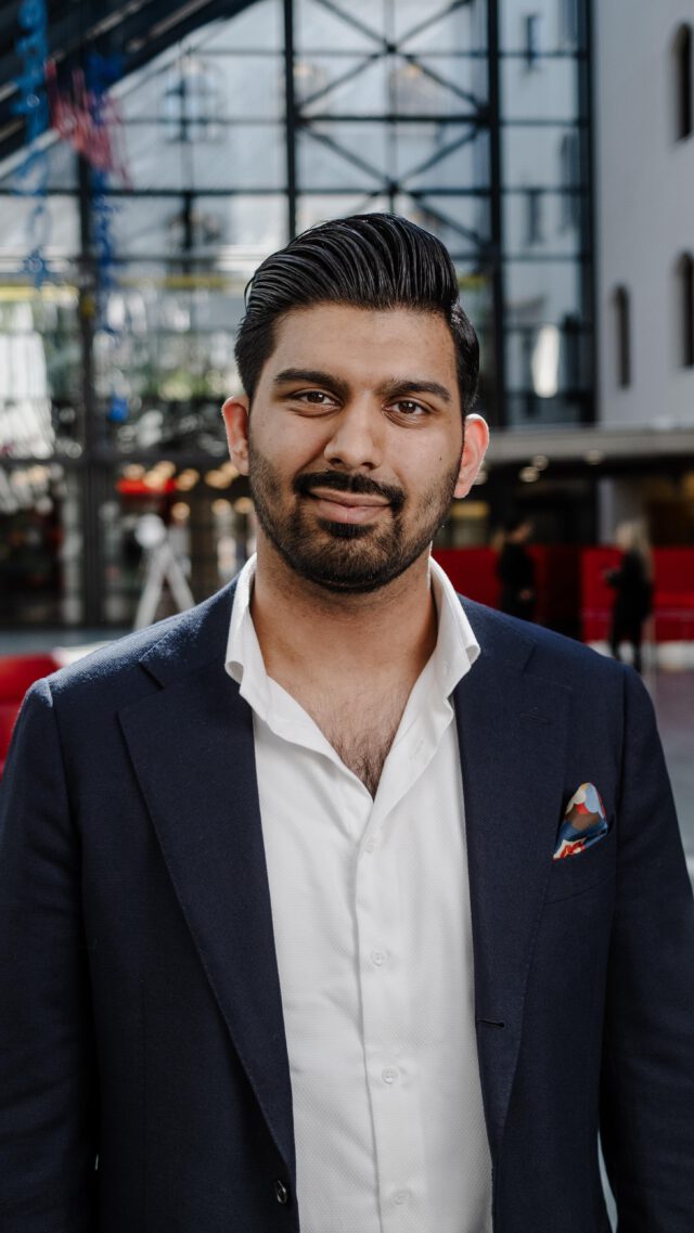 Vansh + die Stadtsparkasse München = ein Perfect Match, wie er selbst sagt ❤️  In jungem Alter schon stellvertretender Filialleiter? Vansh zeigt, was möglich ist, wenn man für seine Ziele brennt 🔥  Was ihn antreibt und wieso er die Stadtsparkasse München findet, erfahrt ihr im Video 📹⚡️  Stay tuned für noch mehr Content: In den nächsten Wochen erzählen noch sieben andere aus dem #teamsskm über ihre Journey bei uns🫶  #Whatdrivesyoursuccess #TeamSSKM #StadtsparkasseMünchen