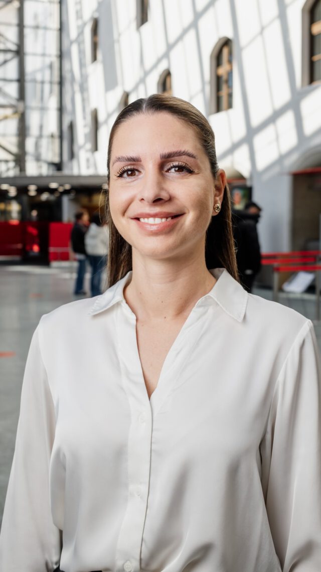 Amalia ist früh in Führung gegangen und leitet heute die Filiale Freiham 💪.

Was für sie dazugehört?
Verantwortung übernehmen, Entscheidungen treffen und dabei immer weiter dazulernen⭐.
 
Neben ihrem Job ist sie Teil unseres Frauennetzwerks ConnectHer und tauscht sich dort mit anderen Frauen über Karriere, Entwicklung und Führung aus 💬
 
In Part 1 unserer Videoreihe „What Drives Your Success“ teilt Amalia ihre Perspektive!

👉 Schau dir das Reel an und erfahre, was Amalia antreibt.
 
#WDYS #WhatDrivesYourSuccess #teamsskm #FrauenInFührung