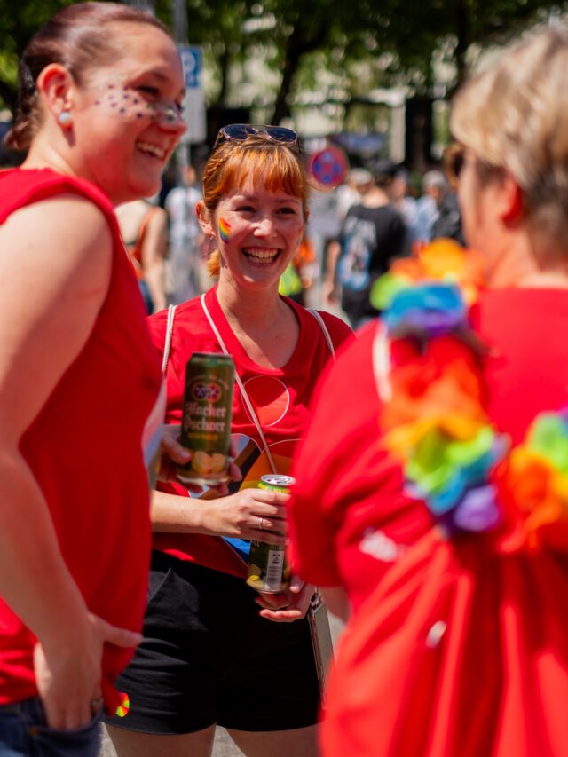 🏳️‍🌈 Throwback zur CSD-Parade München 2024 🏳️‍🌈
Was für ein Tag! Bunt, laut, voller Liebe – und wir mittendrin 💛

Swipe dich durch unsere schönsten Bilder vom letzten Jahr 📸!
 
Und psst… wir sind auch dieses Jahr wieder mit einem eigenen Truck beim @csdmuenchen dabei 🌈 – zusammen mit der @versicherungskammer_bayern , dem @sis.immobilienservice und dem SparkassenVersicherungsService 😇

📍 Save the Date: 28. Juni – München wird wieder bunt!
 
#csdmünchen #pridemonth #stadtsparkassemünchen