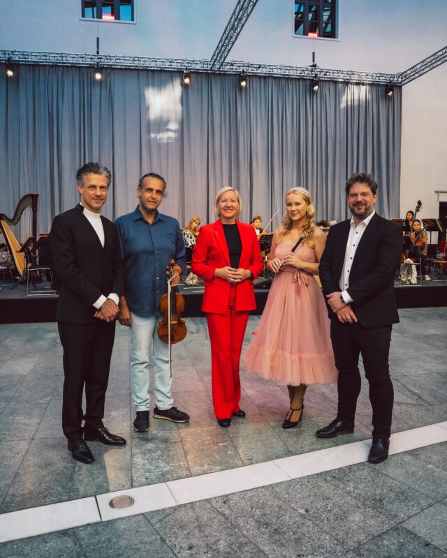 🎶 Lange Nacht der Musik 2025
Die @muenchnersymphoniker bei uns in der Stadtsparkasse – let’s gooo!

Mehr als 20 Jahre Partnerschaft & heute Abend live in unserer Kundenhalle am Marienplatz! ❤️‍🔥🎻

✨ Klassik-Vibes, Innenstadt-Flair., Gänsehaut-Sound. Don’t miss it!

#LangeNachtderMusik #StadtsparkasseMünchen #MünchnerSymphoniker