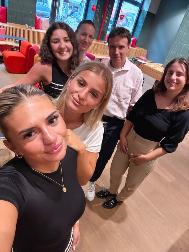Letzten Donnerstag hieß es in der barer41: MoneyTalk – Dein Einstieg in die Welt des Geldes!💰
 
Organisiert von unseren Azubis Aulona, Aurora, Elona und Lara – richtig stark! 💪
 
 Was ging?
💡 Spannender Talk rund ums Thema Finanzen
🧠 Tipps zum Sparen, Investieren & Planen
🍹Food, Drinks & entspannter Austausch mit anderen Azubis 
🌟Und jede Menge Inspiration für den eigenen Finanzweg
 
Danke an alle, die dabei waren! 💛 Und an unser Orga-Team – ihr habt das mega gemacht! 🙌
 
👉 Swipe durch die Galerie für einen Einblick vom Event!
 
 #MoneyTalk #AzubiLife #StadtsparkasseMünchen #barer41