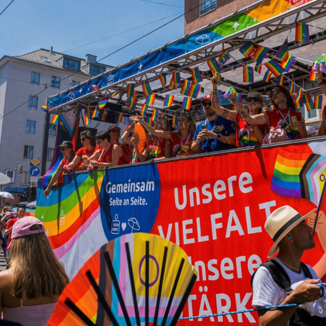 CSD-Recap 2026 🌈

Gestern hat das #teamsskm Vielfalt, Respekt und Toleranz gefeiert! Und das besonders bunt, laut und stolz mit riesigem Truck und noch größerer Lauftruppe 🥳

Ihr habt sowas von abgerissen - wir freuen uns jetzt schon auf‘s nächste Jahr! ❤️✨ 

#CSD #Pride #München