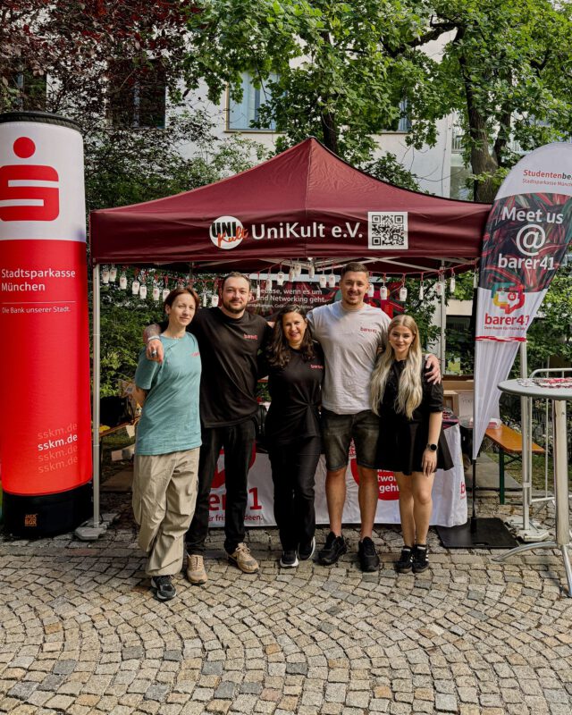 Eine riesige Houseparty, tolle Goodies, nicer Vibe - und unsere Studentenberatung mittendrin 🎉: Das war das Uni-Sommerfest der @lmu.muenchen  am Freitagabend ♥️.
 
Wir sind happy, dass wir mit einem eigenen Stand dabei waren und uns mit ganz vielen Studierenden über Finanzen, unsere Beratung und die barer41 unterhalten konnten 💫.

Uns hat's jede Menge Spaß gemacht und wir freuen uns, wenn ihr uns bald mal in der barer41 besucht 🙌 @unikult 
 
#LMUSommerfest #LMU #barer41 #Studentenberatung #München