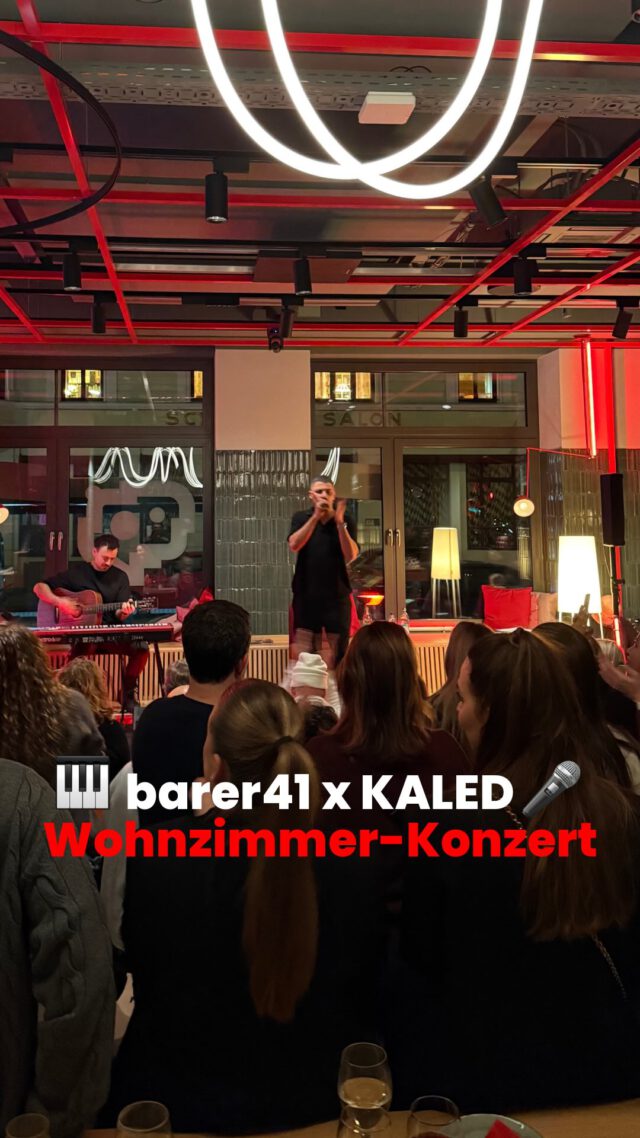 🎶 barer41 x @kaledmusik 🎄

Genau das hat es für den perfekten Jahresabschluss gebraucht:
Live-Musik, Wohnzimmer-Vibes, gute Gespräche & jede Menge weihnachtliche Snacks 🥰🎤 

Gemeinsam mit Singer und Songwriter KALED haben wir das Jahr gemütlich und voller good Vibes ausklingen lassen ✨ 

Danke auch an das #TeamSSKM, das ihr sowas möglich macht! ❤️

#konzert #livemusik #unplugged #wohnzimmer #barer41 #kaled #stadtsparkassemünchen