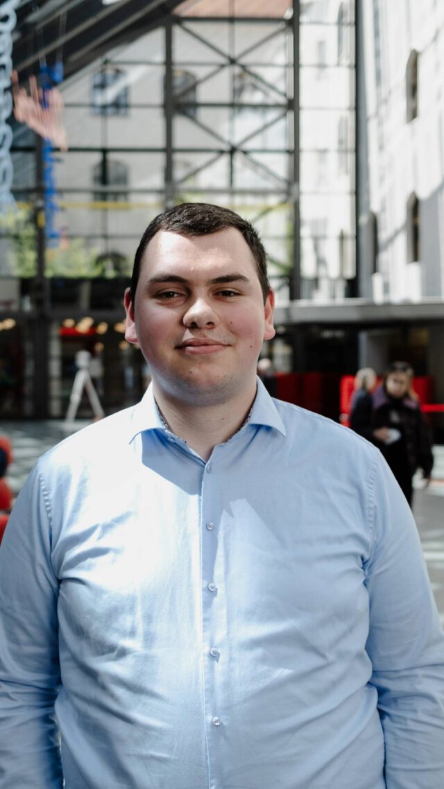 Vom Azubi ins Firmenkundengeschäft – ohne Umwege! 💼

Anton hat seine Chance nach der Ausbildung genutzt – heute ist er Vertriebsreferent und liebt die Vielfalt in seinem Job.
📞 Mail, Call oder Kundentermin – er bringt Persönlichkeit in alles, was er tut.

Und München? Für ihn ❤️ Heimat.

Watch the reel & lern Anton kennen!

#WhatDrivesYourSuccess #TeamSSKM #SSKMKarriere #StadtsparkasseMünchen