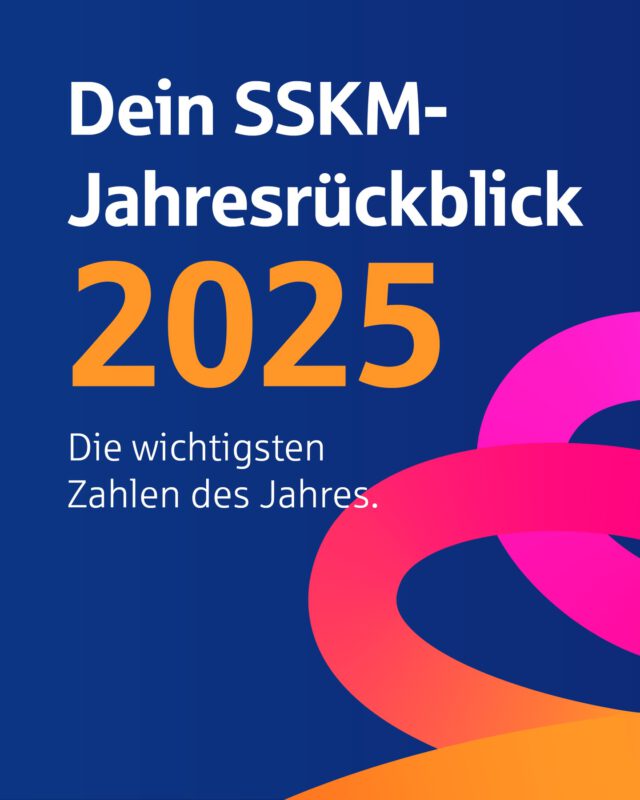 ✨ Time to say goodbye to 2025 ✨ 
 
Zahlen sagen mehr als Worte - wir haben die spannendsten Zahlen der #SSKM im Jahr 2025 rausgesucht: Auszubildende, Currywürst oder Spendenbeiträge. Danke für dieses nice Jahr 🌟
 
➡️ Swiped euch durch die Bildergalerie für den Zahlen-Recap 2025.
 
🎉Guten Rutsch und happy new year 2026. Wir freuen uns 😏.
 
#stadtsparkassemünchen #teamsskm #2025wrapped