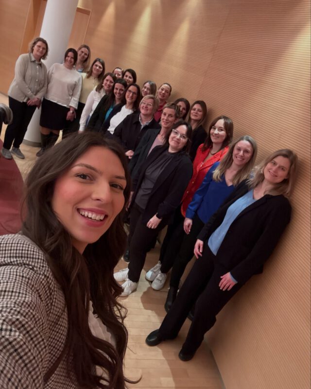 💖 Erstes Get-Together unseres Frauennetzwerks „ConnectHer“ in diesem Jahr 💖

Das Thema des gestrigen Abend bei unserem Frauennetzwerk? Sichtbarkeit 👏!
Dabei gab’s nicht nur Deep Talk und Austausch, sondern auch echte Gamechanger-Tipps zum Thema LinkedIn & Personal Branding💬🔥.

Key Takeaway: Versteck dich nicht, zeig was du drauf hast👸.

Shoutout an die Organisatorinnen und alle Teilnehmerinnen für den inspirierenden Abend💗!
#Frauennetzwerk #Sichtbarkeit #Womanpower #München #Networking