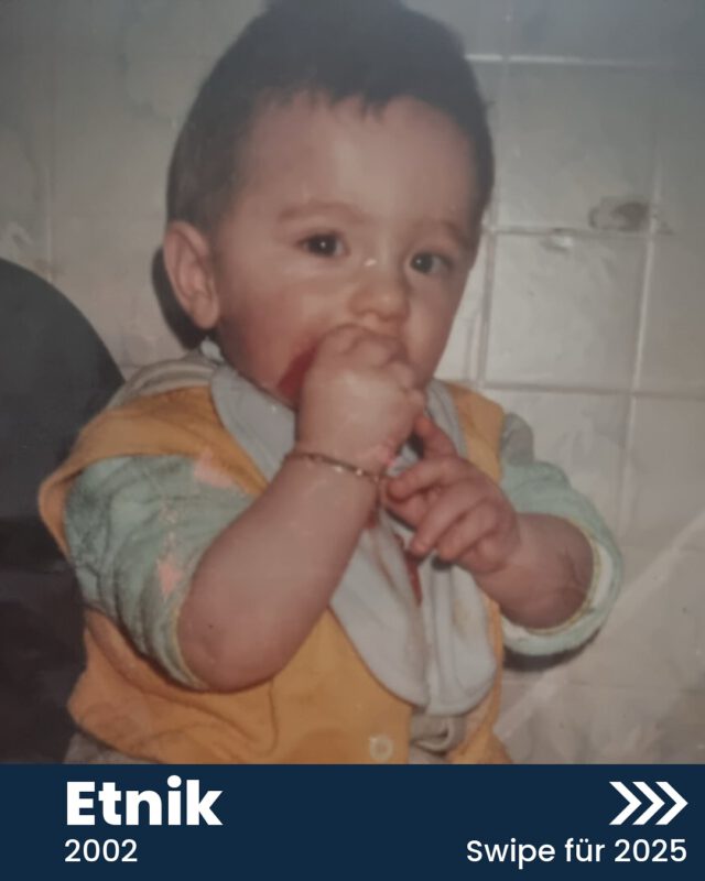 „Ich habe schon immer gerne gegessen – damals Tomaten und heute traditionelle albanische Gerichte! 🍅🍽️“

Etnik Pira (23), Privatkundenberater in der Studentenberatung, hat sich von einem kleinen Jungen zu einem wichtigen Teil unseres Teams bei der Stadtsparkasse München entwickelt ❤️.

Swipe, um ihn jetzt zu sehen!⬅️

Und diese Woche lernt ihr ihn auf unseren Kanälen besser kennen: Schaut auf Insta, YouTube und LinkedIn vorbei 🙌

#ThenVsNow #Quereinstieg #Studentenberatung #TeamSSKM #stadtsparkassemünchen