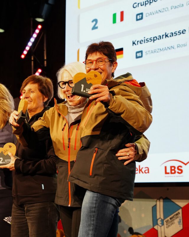 Gold für #teamsskm bei Interbancario Tag 5 🥇⛷️✨

Was für ein Tag auf der Piste! Beim Riesenslalom und Langlauf haben unsere Mitarbeitenden alles gegeben – mit Einsatz, Teamgeist und richtig viel Leidenschaft 💪❄️ Und vom Team-SSKM gab‘s an der Sideline ganz viel Support 🔥

Besonders freuen wir uns über die Erfolge von Gina & Gabriele 🥇🥈 – congrats zu eurem ersten Platz in der Teamwertung Kategorie L3 Freestyle (Langlauf) 🎉👏.

Wir sind richtig proud, gemeinsam mit der Sparkasse Bad Tölz-Wolfratshausen Gastgeberin dieses besonderen Events zu sein, das Mitarbeitende aus der Bankenbranche aus ganz Europa connected.❤️

Swiped euch durch die besten Pics unserer Mitarbeitenden von gestern 🙌⛷️

#StadtsparkasseMünchen #interbancario #lenggries #skifahren