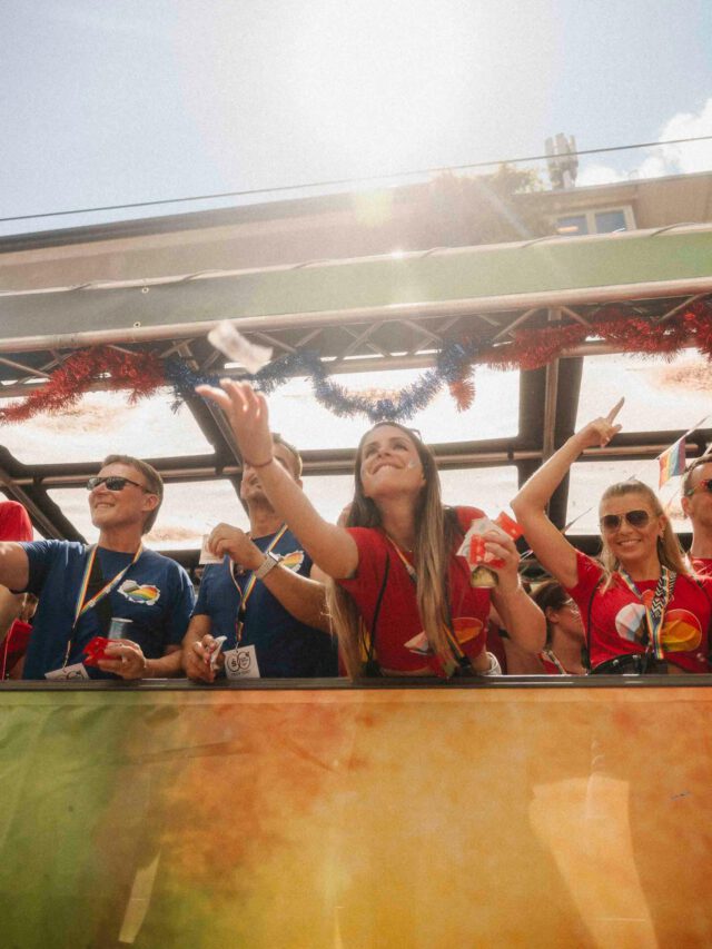 @csdmuenchen 2025 – was war das für ein Wochenende🌈
 
Wir waren mit eigenem Truck in der Polit-Parade und mit Infostand am Marienplatz am Start – unsere Crew hat abgeliefert! 💥
 
Diese Impressionen zeigen, was für uns zählt: Vielfalt, Offenheit & Zusammenhalt 🫶
 
📸 Swipe dich durch die schönsten Bilder unserer Mitarbeitenden!
 
#csdmünchen #pridemonth #teamsskm #stadtsparkassemünchen

THX @versicherungskammer_bayern, SVS Sparkassen VersicherungsService GmbH und @sis.immobilienservice.