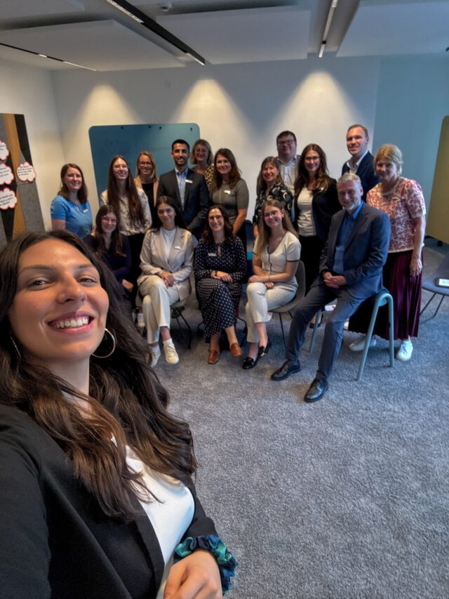 📍 Last weeks Workshop bei uns: Das Alter spielt (k)eine Rolle.

Zum Warm-up gab’s ein Quiz zu den Generationen und ein Kennenlern-Bingo (klingt lame, war aber mega nice)😇

Und der Main-Part war ein richtig spannender Austausch: Wie können wir trotz (oder gerade wegen) Altersunterschieden besser zusammenarbeiten? 🤔

Unser Fazit: Unterschiedliche Perspektiven sind eine echte Stärke. 💥

Danke an alle, die mitgemacht, zugehört und erzählt haben. ❤️

#DiversityTeam #TeamSSKM #stadtsparkassemünchen
