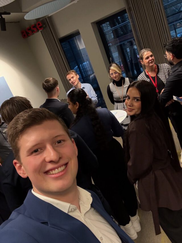 Karriere-Vibes für die Azubis im 2. Lehrjahr 🚀💡 
Beim gestrigen Karrieretag haben unsere Azubis alle Chancen nach der Ausbildung entdeckt – von Studium bis Fachwirt war alles dabei 🎓 So viele Optionen & so viel Motivation ✨

#Karrieretag #Azubis #Ausbildung #NextSteps #Karriere #StadtsparkasseMünchen