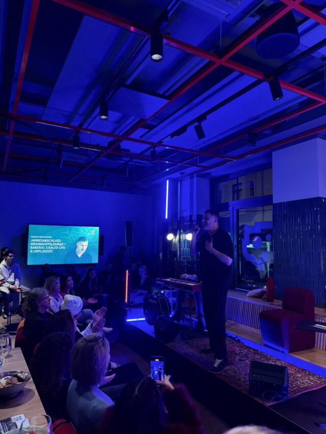 🎄 barer41 x @kaledmusik – Jahresabschluss live & unplugged 🎶  Was für ein Jahresabschluss! Gemeinsam mit KALED, einem der spannendsten Newcomer der Musikszene, haben wir das Jahr in unserer barer41 gefeiert – bei einem exklusiven Wohnzimmerkonzert voller Musik, guten Gesprächen und inspirierendem Austausch.  Mit weihnachtlichen Snacks und jede Menge guten Vibes – genau das, was man für einen gelungenen Jahresausklang braucht! 🎉