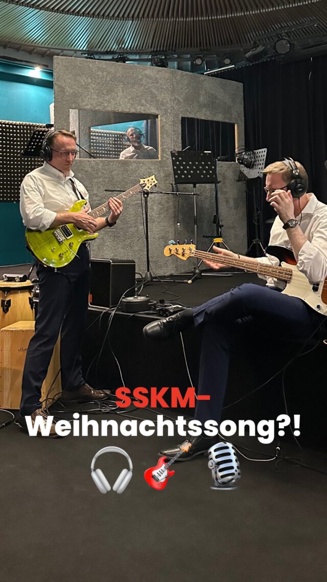 Unsere PI-Band hat sowas von abgeliefert 😎🎅🏼🎶 
Ein Tag im Tonstudio mit der hauseigenen Band, um den eigenen Weihnachtssong aufzunehmen, stand nicht mehr auf unserer Bingo-Liste für 2025. But we are so here for it! 💃 

#teamsskm #stadtsparkassemünchen #band #piband #weihnachten #stillenachtheiligenacht #weihnachtssong