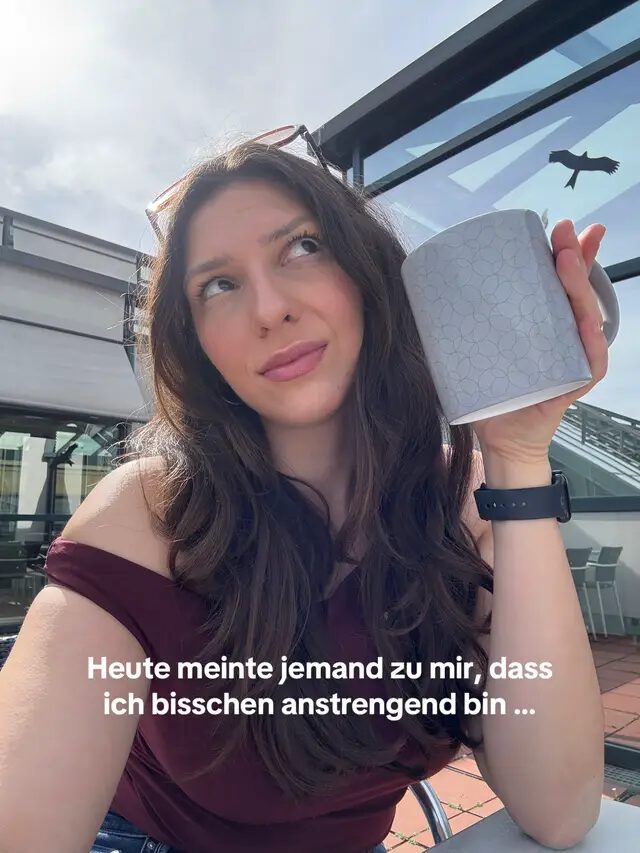 Ich mein, wir Frauen bekommen doch ständig irgendwas zu hören: Du bist zu anstrengend, du bist zu laut, du bist zu viel, du hast eh keine Ahnung von Finanzen 🥱- ehhm wait a minute??? Ich lass mir vieles sagen, aber bei meiner Finanzexpertise hörts auf 📚💸 Gerade als Frau ist es wichtig, financially educated zu sein, weil uns Dinge wie die Gender Pay Gap oder die Altersarmut eher treffen als Männer 🫠 Und damit euch niemand mehr vorwerfen kann: „Du hast doch eh keine Ahnung von Finanzen“, helfen wir euch auf unserem Kanal mit den Basics - ob Erklärungen zu Gender Pension Gap & Co., Finanzhacks für den Alltag oder Tipps für den Vermögensaufbau🫶 Folgt uns für mehr finanzielle Unabhängigkeit und Bildung, Girls 🥰