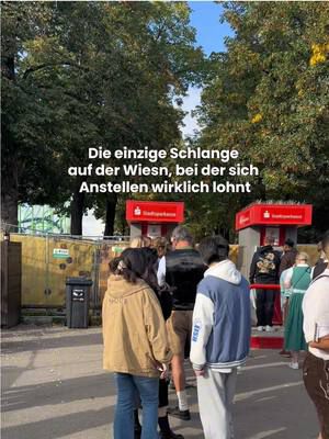 Die einzige Schlange, aus der du reicher rausgehst 🤑 #wiesn #oktoberfest #bargeld #geldautomat #stadtsparkassemünchen 