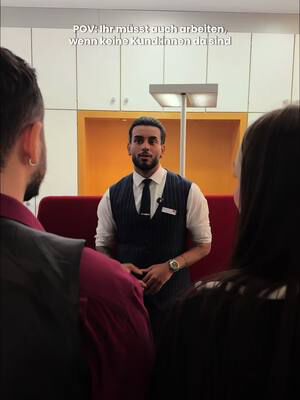 Was macht er so Auge 👀 Will er ne 7-Tage-Woche oder was? #teilzeit #kunde #filiale #sparkasse #fy SEO: Arbeiten | Arbeitszeit | Ausbildung | Filiale | Bank | Sparkasse | Humor | Bürocomedy | Trend | Viral