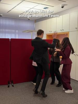 Im Inneren liebt er es, er kann es nur nicht zeigen 👀 #büromaus #girlpower #ausbildung #büromemes #sparkasse SEO: Büro | Team | Azubis | Büromaus | Mann | Teamarbeit | Gossip | Trend