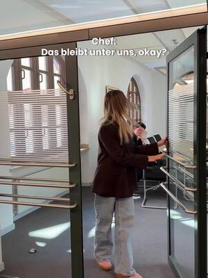 Ich erzähl‘s niemandem, versprochen 🤞 Niemand = Workbestie  #büro #gossip #workbestie #chef #boss