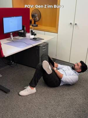 Working late, cause I’m a banker 👀🫡 #junopose #büro #comedy #genz #office SEO: Büro | Gossip | Comedy | Sitzen | Gen Z | Sabrina Carpenter | Büromaus | Trend | Juno Pose