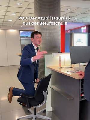 Wenigstens einer mit guter Laune am Montag 🫣 #azubi #berufsschule #ausbildung #sparkasse #bank